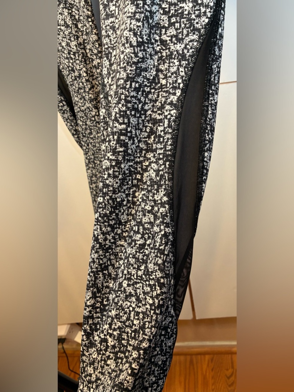 Lululemon Speed Up Style Leggings 8 Blk/Wht Abstract Zip Pocket Running Tights - Picture 3 of 10